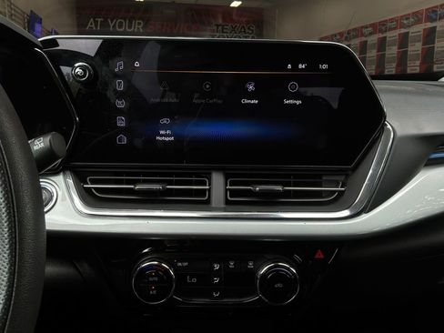 Used 2025 Chevrolet Trax LT FWD image 23
