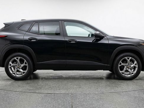 Used 2025 Chevrolet Trax LT FWD image 11
