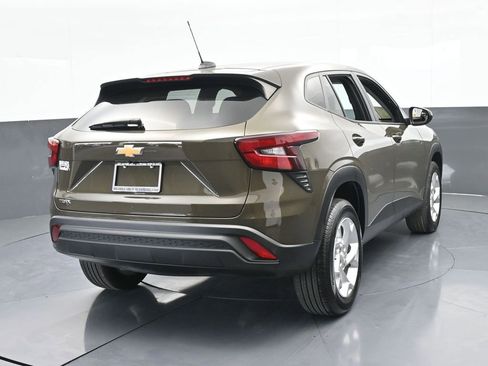 Used 2024 Chevrolet Trax LS w/ LS Convenience Package image 5