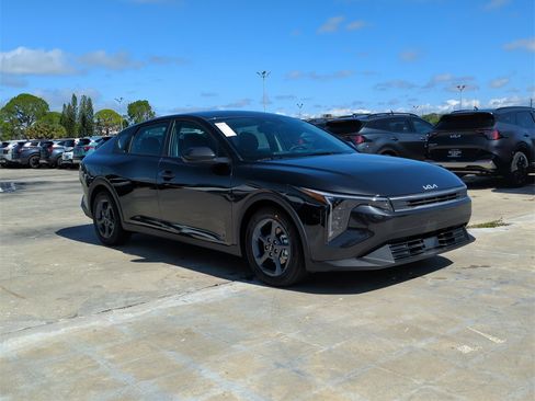 New 2025 Kia K4 LXS image 2