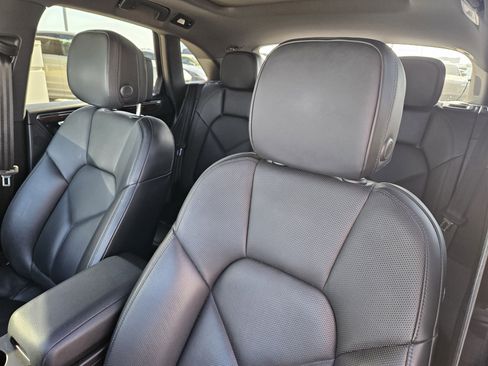 Used 2023 Porsche Macan Turbo image 6