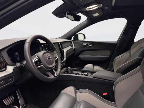 Used 2022 Volvo XC60 B6 R-Design w/ Advanced Package image 9