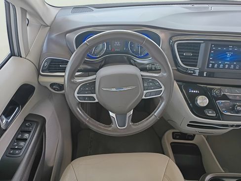 Used 2018 Chrysler Pacifica Touring-L FWD image 17