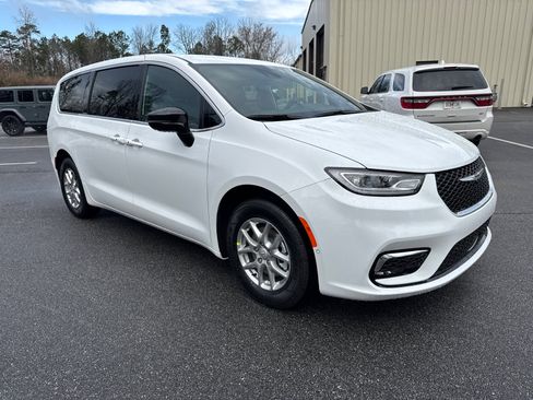 New 2026 Chrysler Pacifica Select image 3