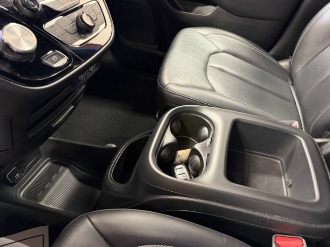 Used 2025 Chrysler Pacifica Select FWD image 24