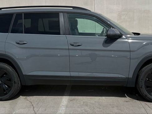 Certified 2025 Volkswagen Atlas SE image 2