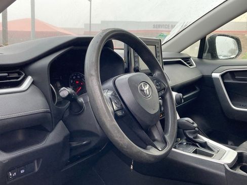 Used 2019 Toyota RAV4 LE image 8