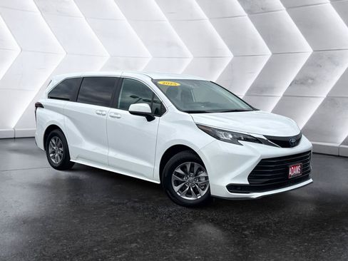 Used 2025 Toyota Sienna LE AWD/4WD image 1
