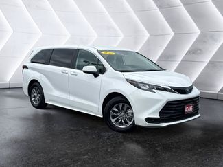 Used 2025 Toyota Sienna LE AWD/4WD video 1