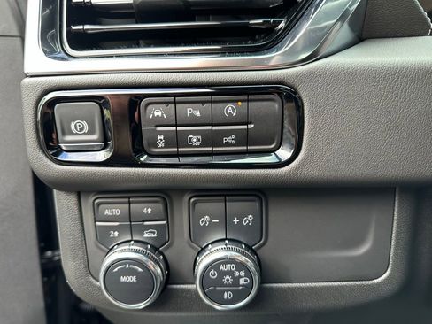 Used 2025 GMC Yukon XL Denali w/ Sun & Power Step Package image 4