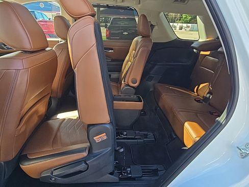 Used 2024 Nissan Pathfinder Platinum image 17