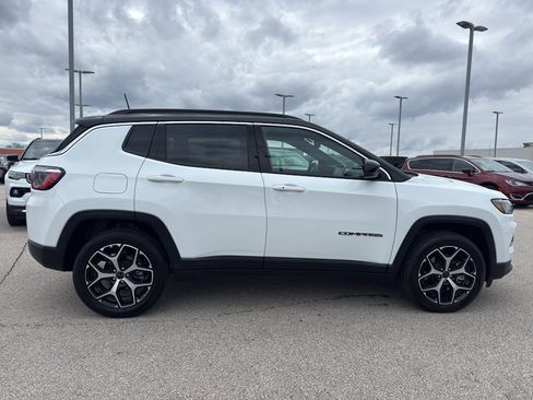 Used 2025 Jeep Compass Limited AWD/4WD image 4
