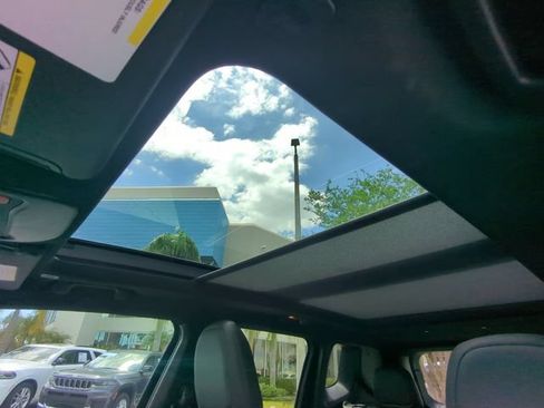Used 2020 Jeep Renegade Altitude FWD image 23