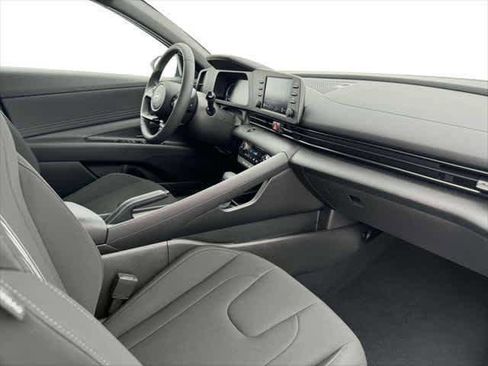 Certified 2025 Hyundai Elantra Sport image 15