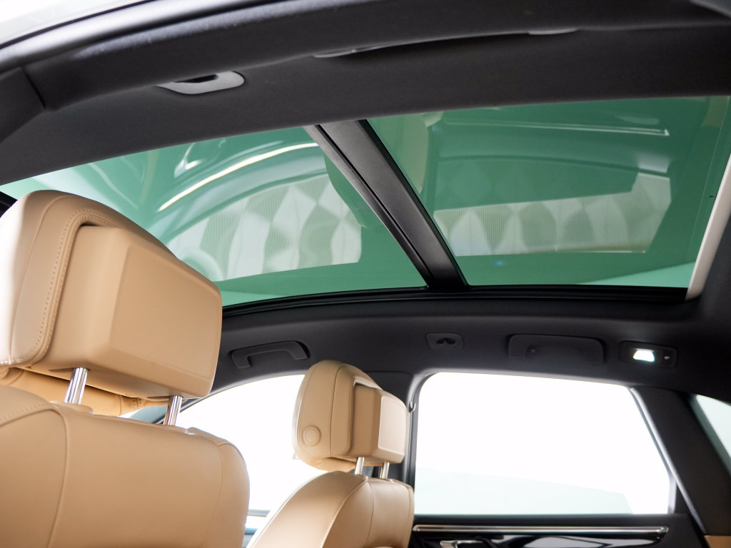 Certified 2025 Porsche Macan AWD/4WD image 22