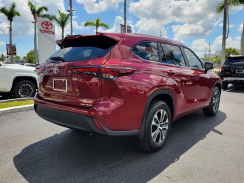 Used 2026 Toyota Highlander XLE image 12