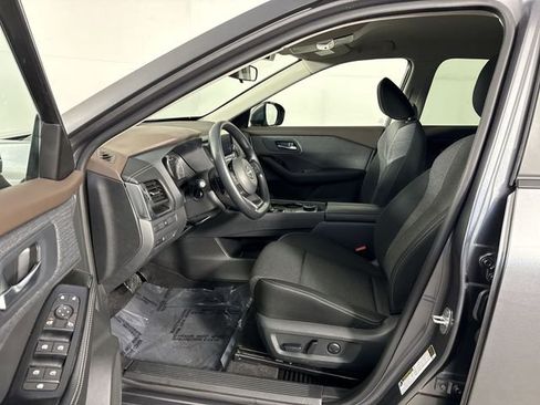 Used 2023 Nissan Rogue SV image 4