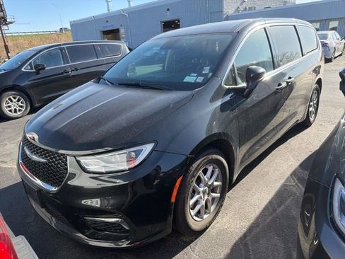 Used 2023 Chrysler Pacifica Touring-L FWD image 1