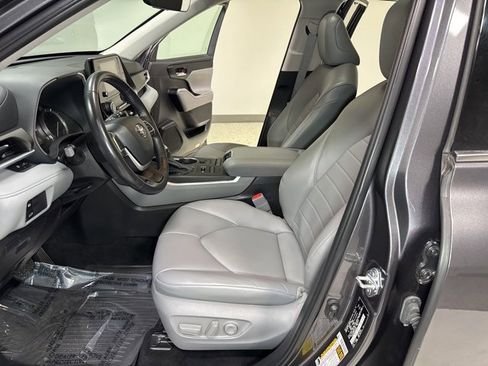Used 2022 Toyota Highlander XLE image 13