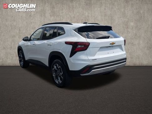 Used 2025 Chevrolet Trax LT w/ LT Convenience Package FWD image 5