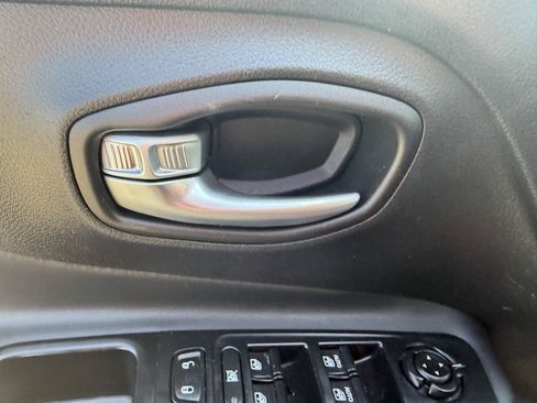 Used 2017 Jeep Renegade Altitude FWD image 11