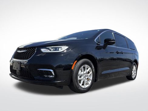 Used 2025 Chrysler Pacifica Select FWD image 2