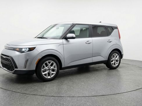 Used 2025 Kia Soul LX w/ LX Technology Package image 3