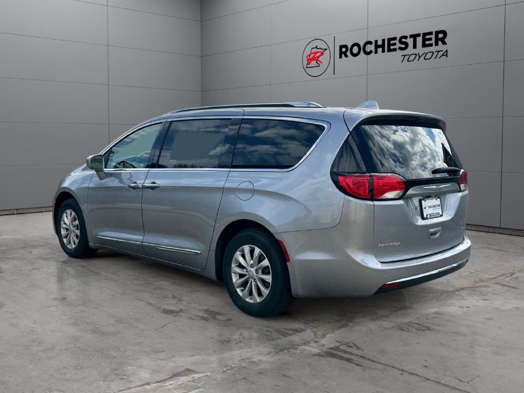 Used 2019 Chrysler Pacifica Touring-L FWD image 3