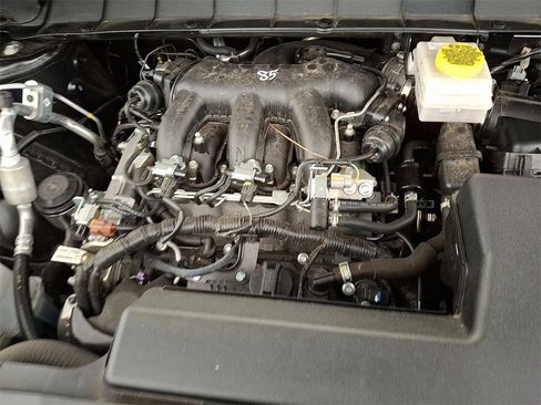 Used 2024 Nissan Pathfinder S image 31