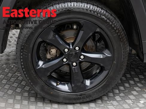Used 2023 Jeep Grand Cherokee Limited w/ Black Appearance Package AWD/4WD image 32