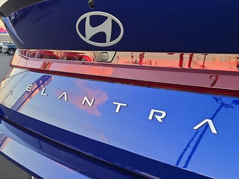 Certified 2025 Hyundai Elantra Sport image 29