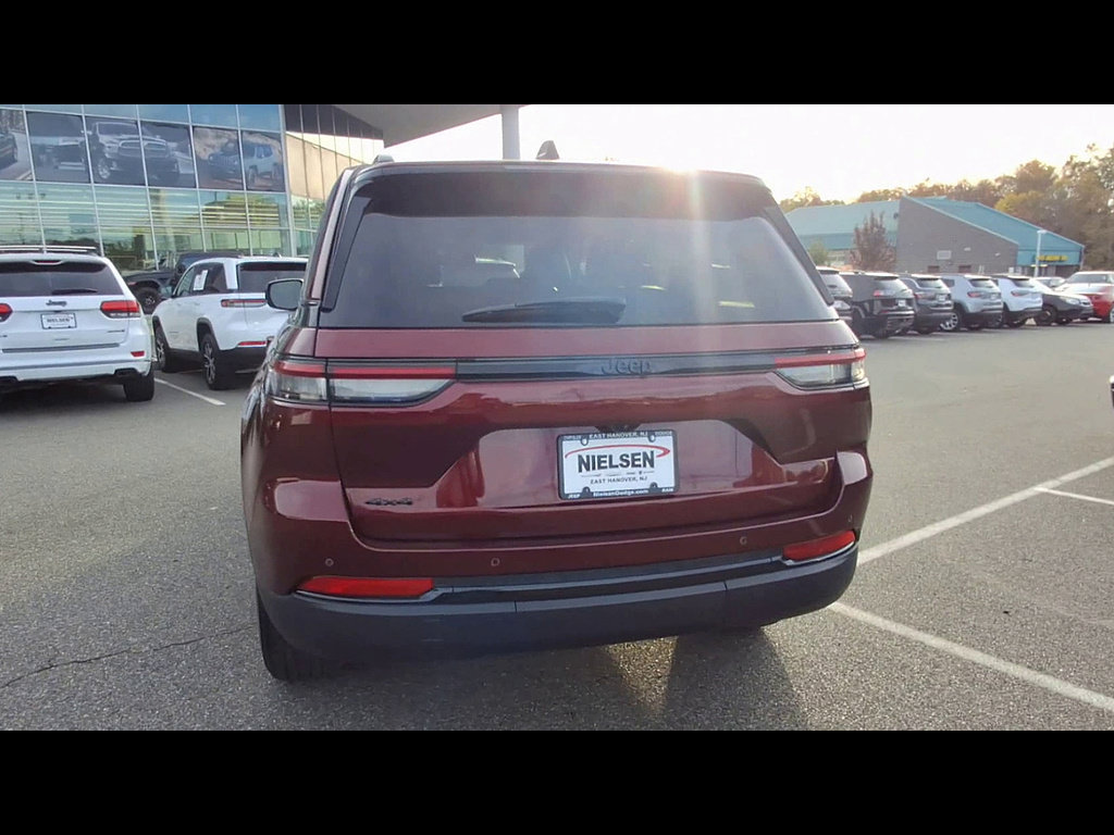 Used 2024 Jeep Grand Cherokee Altitude AWD/4WD image 7