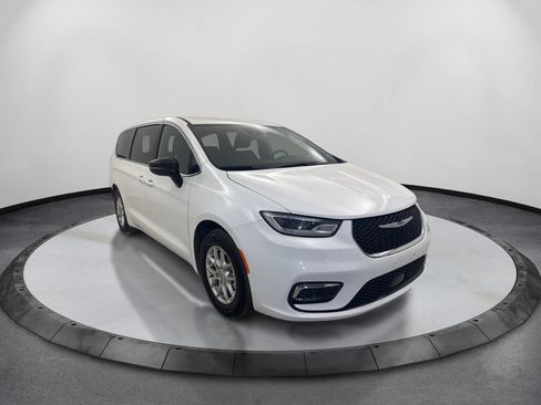 Used 2025 Chrysler Pacifica Select FWD image 3