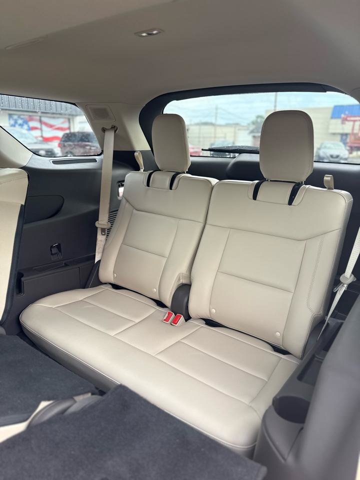 Used 2020 Ford Explorer Platinum w/ Premium Technology Package AWD/4WD image 15