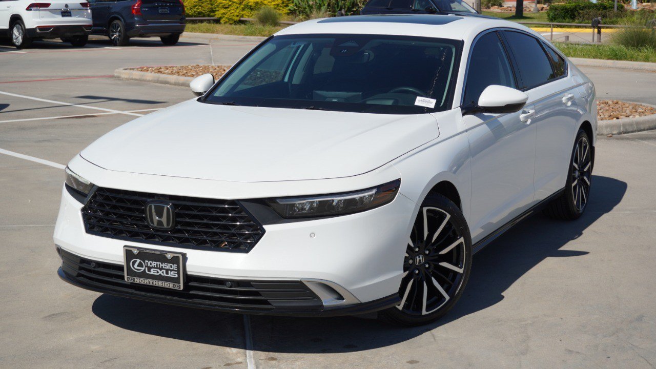 Used 2023 Honda Accord Touring image 2