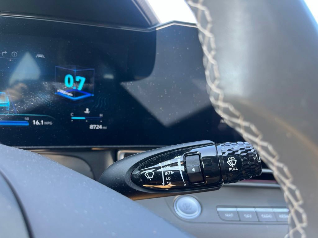 Used 2025 Hyundai Elantra SEL FWD image 16