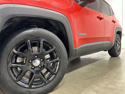 Used 2019 Jeep Renegade Latitude FWD image 27