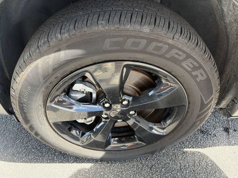 Used 2021 Jeep Cherokee Latitude Plus AWD/4WD image 10