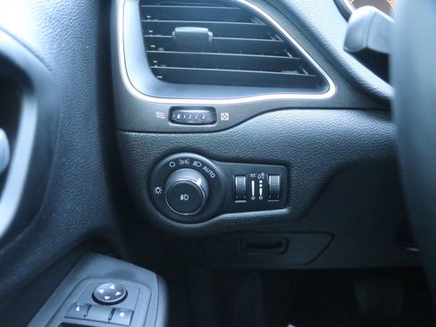 Used 2022 Jeep Cherokee Trailhawk image 12