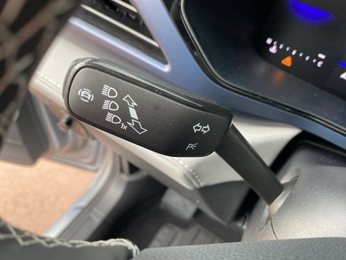 Used 2024 Volkswagen Taos SE image 33