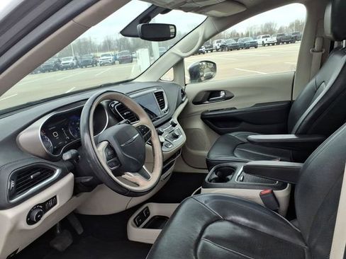 Used 2018 Chrysler Pacifica Limited image 9