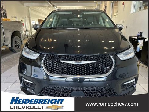 Used 2021 Chrysler Pacifica Limited w/ Uconnect Theater Family Group image 36