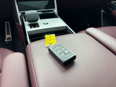 Used 2025 Land Rover Range Rover SE AWD/4WD image 26