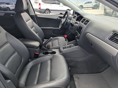 Used 2017 Volkswagen Jetta SE FWD image 34