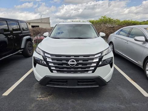 Used 2024 Nissan Rogue SV w/ SV Premium Package image 2