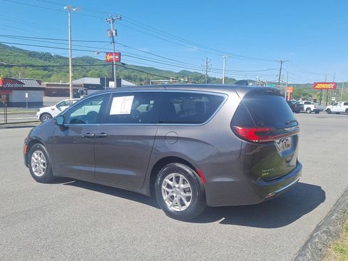 Used 2023 Chrysler Pacifica Touring-L FWD image 5