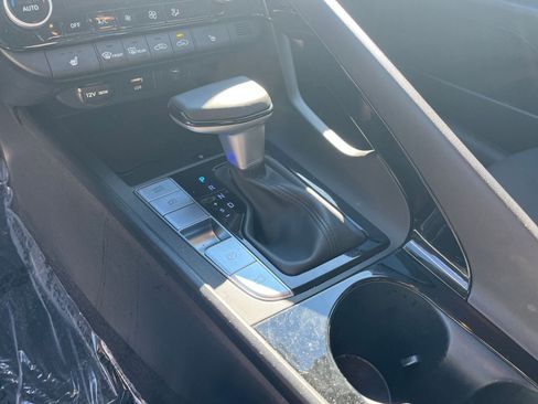 Used 2025 Hyundai Elantra SEL image 37