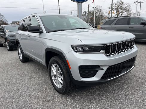 Used 2025 Jeep Grand Cherokee Laredo X image 3