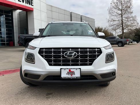 Used 2025 Hyundai Venue SEL image 3