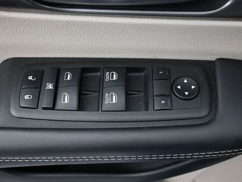 Used 2023 Chrysler Pacifica Touring-L FWD image 25